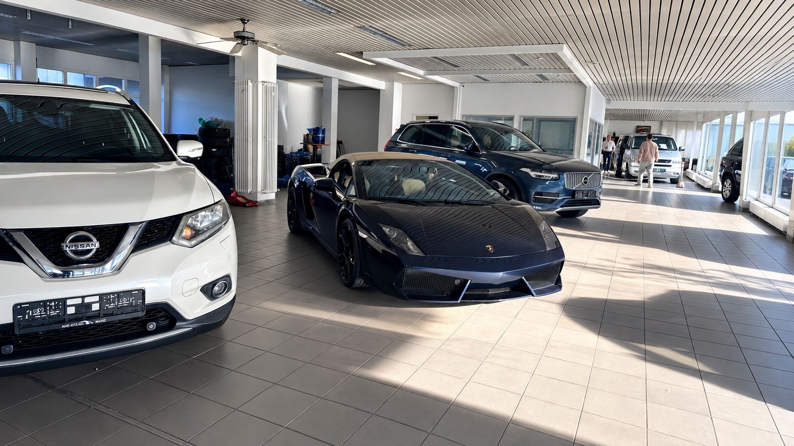 Lamborghini Gallardo im Showroom des Autohaus Ernst